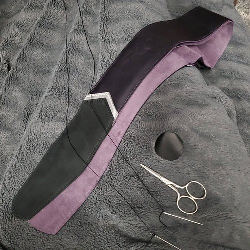 If you're gonna be sewing for a while, you may as well be comfortable. 

#handmade #leatherwork #ooak #handsewn #saddlestich