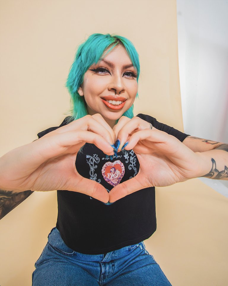 Heart Tee - Black product image (4)
