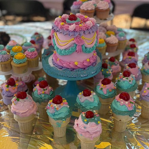 Open til 6 today and 10-4 Saturday. Don't forget Mom's favorite sweets this weekend! #mothersday❤️ #sweetcitycupcakes #sweetc...