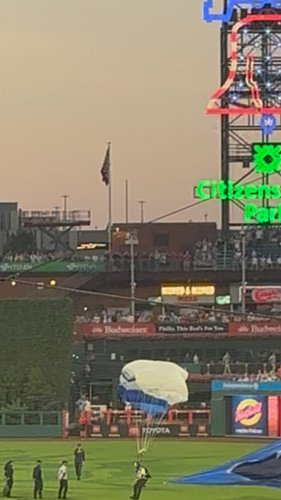 🚨 BREAKING: The first player to take a tumble at the 2026 MLB All-Star Game wasn’t even on the roster… 😂🪂

That skydiver came...