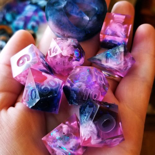 This style never gets old 😍

#Dice #MadeInCanada #dungeonsanddragons #resin