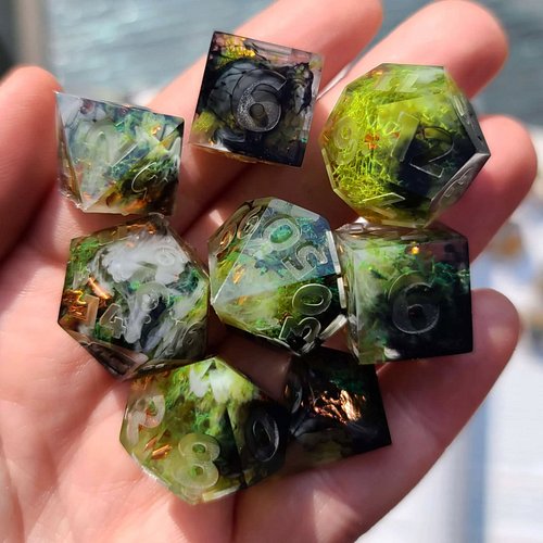 This will always be one of my favourite set of #dice 😍 spooky forest swamp vibes with a touch of magic🥰

#dungeonsanddragons ...