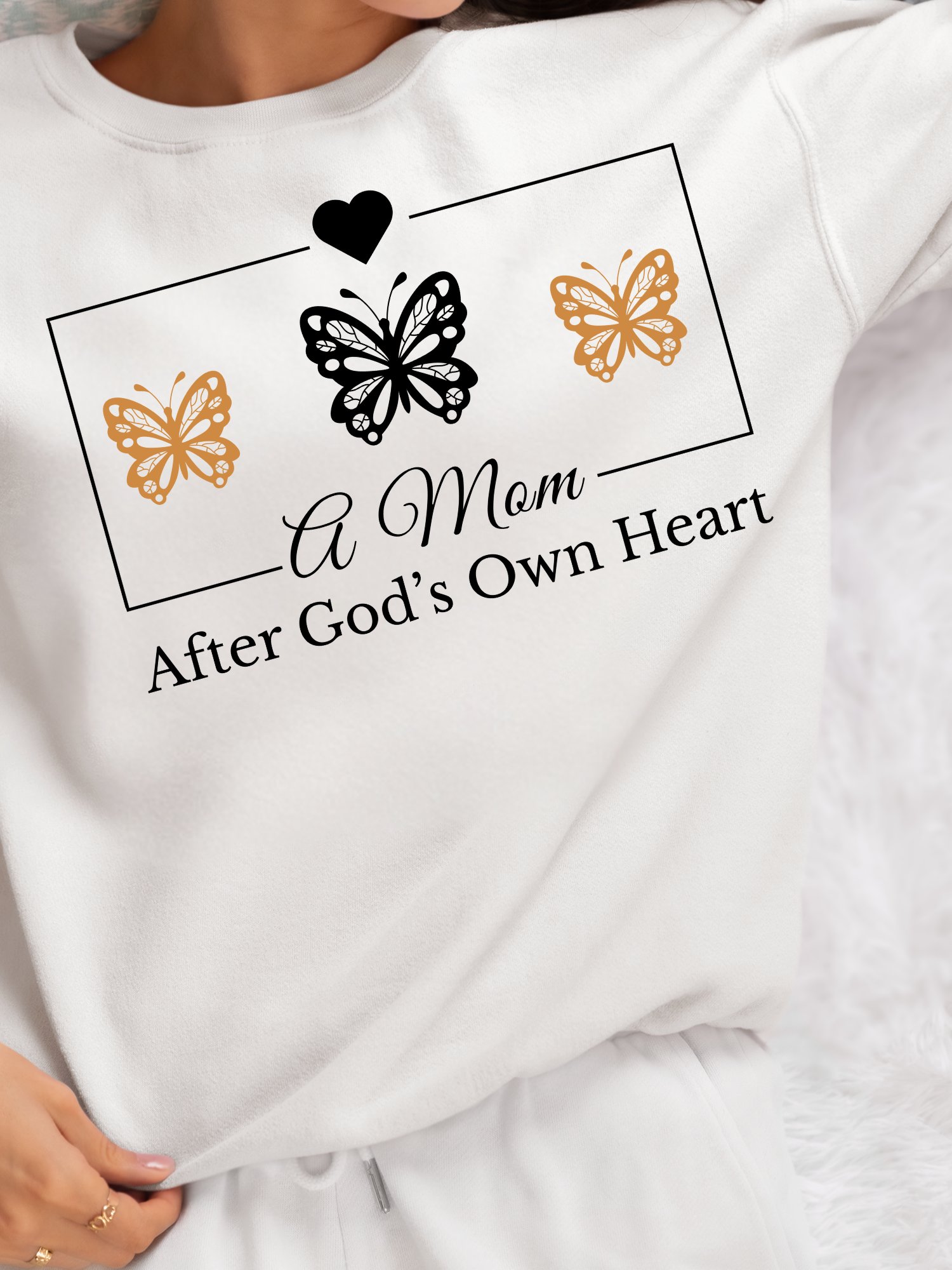 God`s Heart Mom, Gildan Sweatshirt. product image (1)
