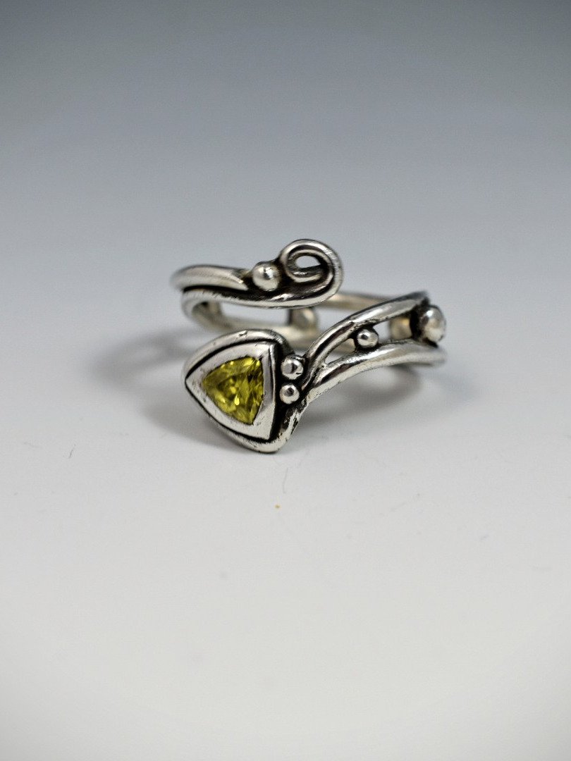 Sterling Silver Triangular Green CZ Ring – Bold Elegance in Motion product image (4)