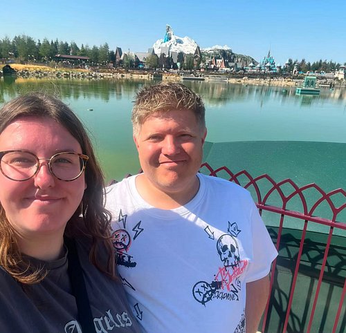 Dag 6 van onze tour de eclipse! We zijn aangekomen in @disneylandparis ! Plotseling gekozen! In dag 5 hebben wij 12 uur gered...