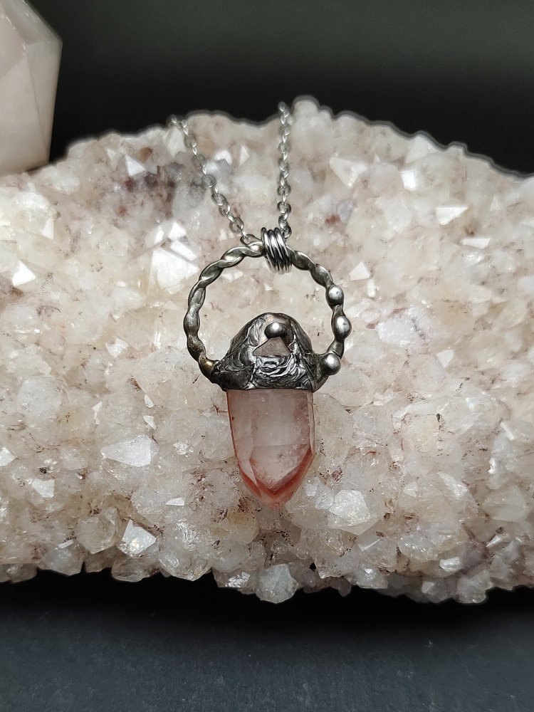 Sorcery Talisman - Blood Phantom QTZ product image (4)