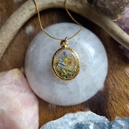 I'm no longer making these necklaces, but I thoroughly enjoyed it for a time. 

.
#oddities #necklace #jewelry #witchyvibes