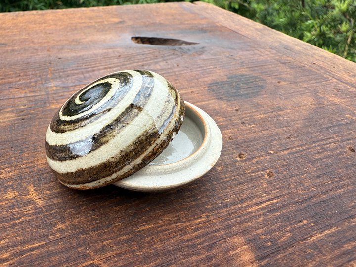 🎎 Ceramic Incense Powder Holder with Swirl Lid – Japan Antique Roadshow product image (2)