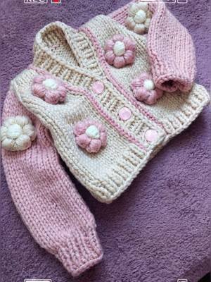 POV: cardiganul floral preferat al mamei are acum o versiune MINI. 🎀🩷🌸 🧶 Handmade 🎀 Mărime 12–18 luni 📦 Disponibil acum • livrare imediată Cine ar rezista unei ținute mamă–fiică asortate? 🤍 📩 DM pentru detalii/comandă. #AndraKnitStudio #CardiganFetita #HaineHandmade #Tricotaje #HandmadeRomania