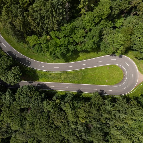 Het is alweer een paar weken geleden dat ik met de motor door de Eifel en Luxemburg reed. Maar als ik deze foto terugzie, kri...