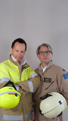 Chaos, Blech, Wind und Wetter.

Und irgendwo darin: ein Gerät, das alles verändern kann.

Die Blackbox liefert keine fertigen...