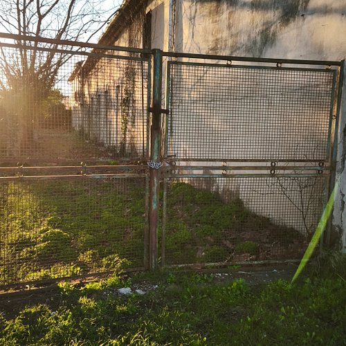Les lieux abandonnés fascinent parce qu’ils portent les traces silencieuses du temps. Une usine vide, une gare oubliée ou une...