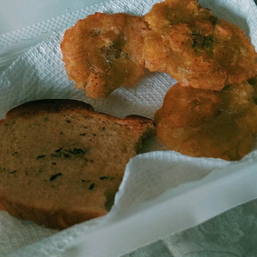 Homemade Garlic bread and Tostones..just an afternoon snack 😋#vegan #plantbased #homemadevegan