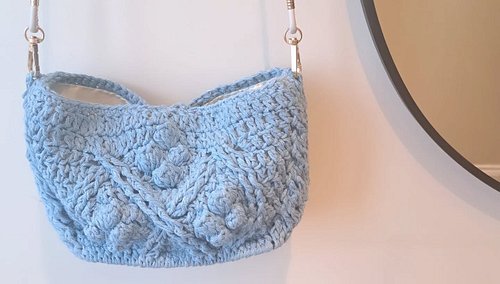 ☁️🩵 Summer cotton cross-body handbag finished! 淡藍色的鉤織手袋 - 滿滿夏日感！

主要針法：長針、表引長針和爆米花針 (適合有基本鉤織經驗人士一試) 🧶

所用棉線、用具和針號：請掃到最尾兩張圖 📷
...