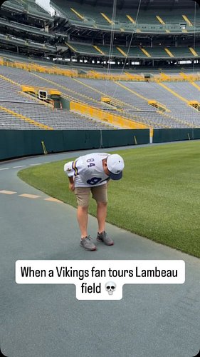 This is what happens when a Vikings fan tours Lambeau Field 😂😂😂

#minnesotavikings #skol #randymoss