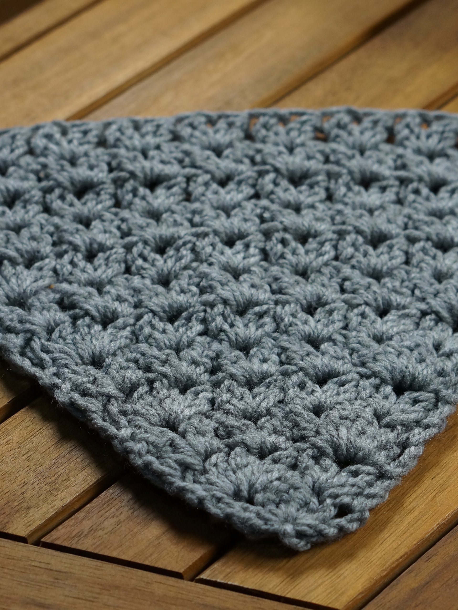 Double v stitch striped granny triangle crochet pattern product image (3)