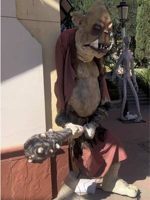 Halloween Animatronics Setup At A Mall | 2026 Simi Valley Town Center Tour  Yesterday I went to my local mall which setups Halloween decorations all over the place. This is always really cool to see each year and I’m glad that I came back here again.  Don’t forget to like, comment, subscribe, and share this video and more content is coming soon.  #halloween #halloweendecor #spirithalloween #spookyseason #halloweenprops 