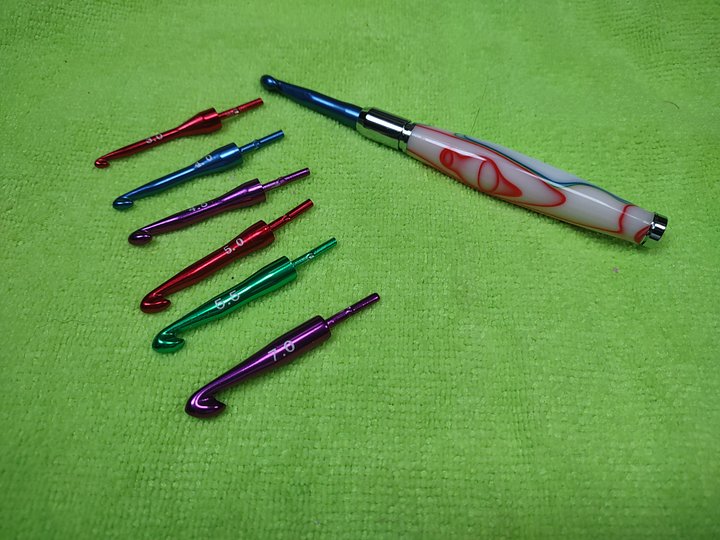 Hooked on Style: Interchangeable Crochet Hook Set with Yarn-Swirled Acrylic Handle product image (1)