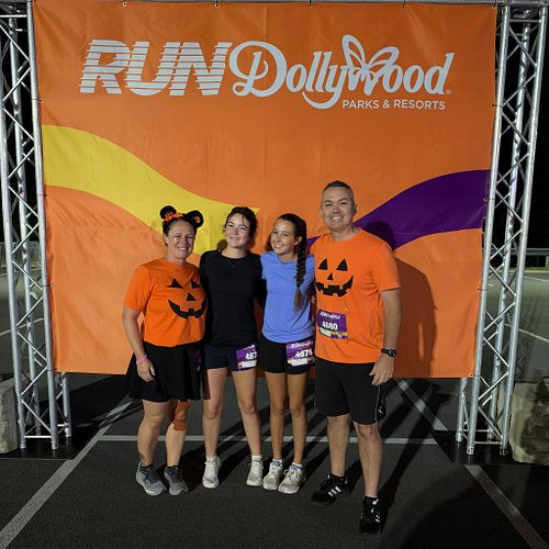 We had a great time running the @dollywood 5K last night! 🏃‍♀️🎃 #dollywood #rundollywood #pigeonforge #running