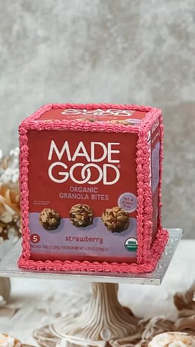 ✨Such a privilege to create these custom cakes for MadeGood — inspired by their Chocolate and Strawberry Minis! 🍓🍫 

Each one...