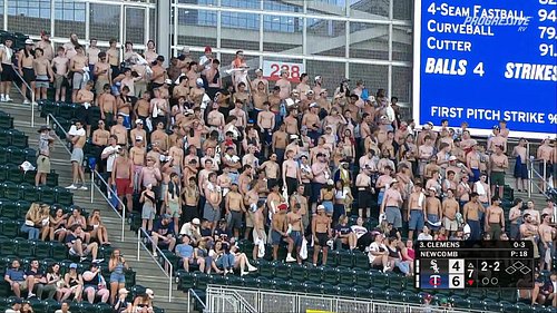 Twins fans have officially jumped on the tarps off baseball trend 😂😂😂

#minnesotatwins #targetfield #mlb