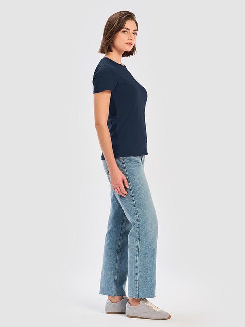 Photo showing Gildan Women's Basic Softstyle T-Shirt 