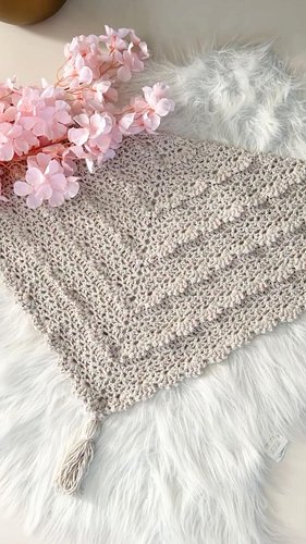 My new Izabela Shawl! Comment ‘pattern’ for the free pattern. 💖

This shawl can be made with any yarn, like the second versio...