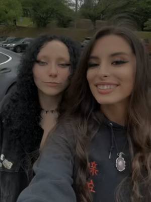 This as a sign to meet your Internet friends 🖤  @Celeste  #longdistancefriendship #bestfriends #alt #fyp #gothgirl 