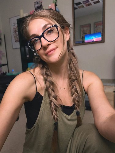 Just a girl 🩷
•
•
•
•
•
#justagirl #adorkable #geekgirls #braids