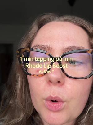 Tappar på min nya lip boost från Rhode, så nöjd!!! Den är verkligen så bra 🌟  #asmrsvenska #asmrcommunity #triggerasmr #tappingasmr 