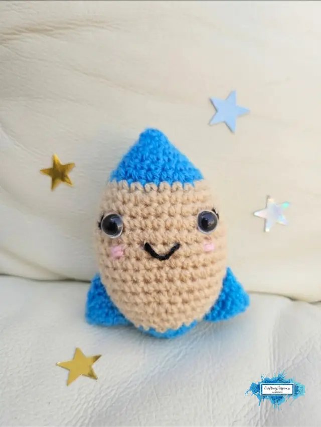 Looking for a clean, printable version of our new rocket? The ad-free PDF is now live in our shop! This guide is perfect for those who like to work away from a screen and includes all the detailed photos and assembly steps for this beginner amigurumi spaceship toy. Shop the link in our bio to get your copy and start making today.