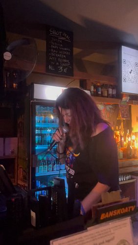 Who cares if you only got 1 mic ? 
(And yes, I put sunglasses for this song) 
Epic night hosting Karaoke at @tipsy360bansko -...