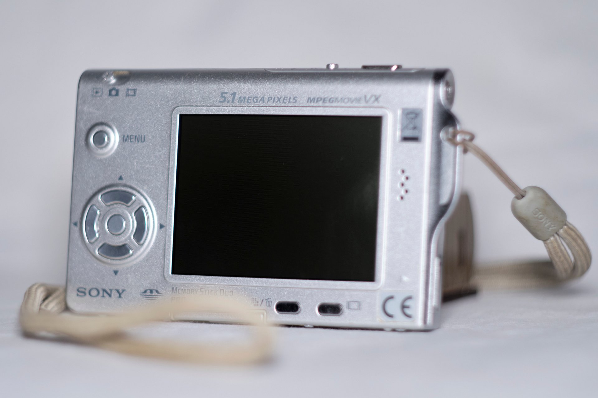 Sony Cyber-shot DSC-T7 5.1MP Digital Camera product image (3)