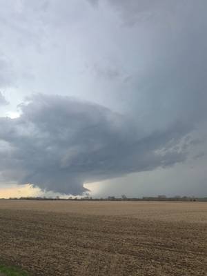 VERY rapidly reorganizing storm near Waterloo, Iowa. April 14, 425pm cdt. #supercell #iawx #stormchasing #lightning 