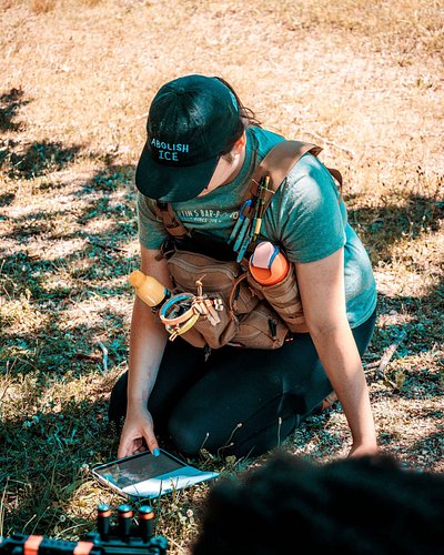 When you're filming in a field, sometimes you just gotta use the ground as your desk
•
#shortfilm #assistantdirector #btsphoto
