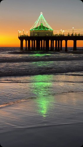 Holiday sunsets are the best! @downtownmanhattanbeach #sunsets