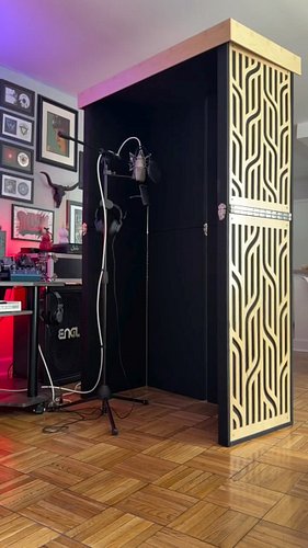 We pull out the @gikacoustics portable vocal booth every week for client sessions and it delivers every time.
Last week it wa...