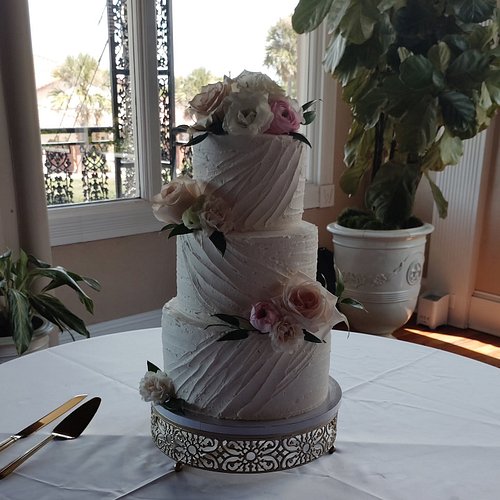 Beautiful Gluten Free/Vegan wedding cake for Kelsey and Joe! We're open 10-3 Friday and Saturday this weekend! #gfweddingcake...