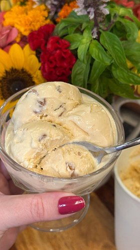 Maple Pecan Ice Cream
8 egg yolks
1/4 tsp salt
3 1/4 cups heavy cream
3/4 cup milk 
1 cup dark maple syrup
1 tsp vanilla extr...