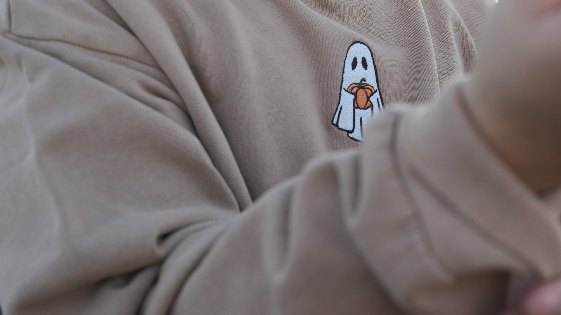 Ghost Holding Pumpkin Sweatshirt product image (8)