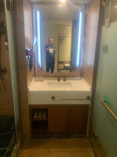 I’m in the hotel . I’m traveling outside