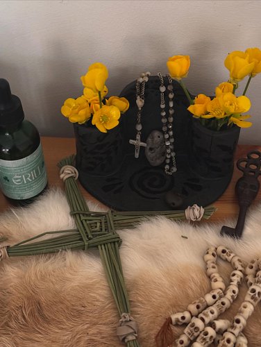 A look inside my travel altar. Some featured items:
• Bridgid’s cross made for me by @weemosswitch 
• mantra bone beads
• cer...