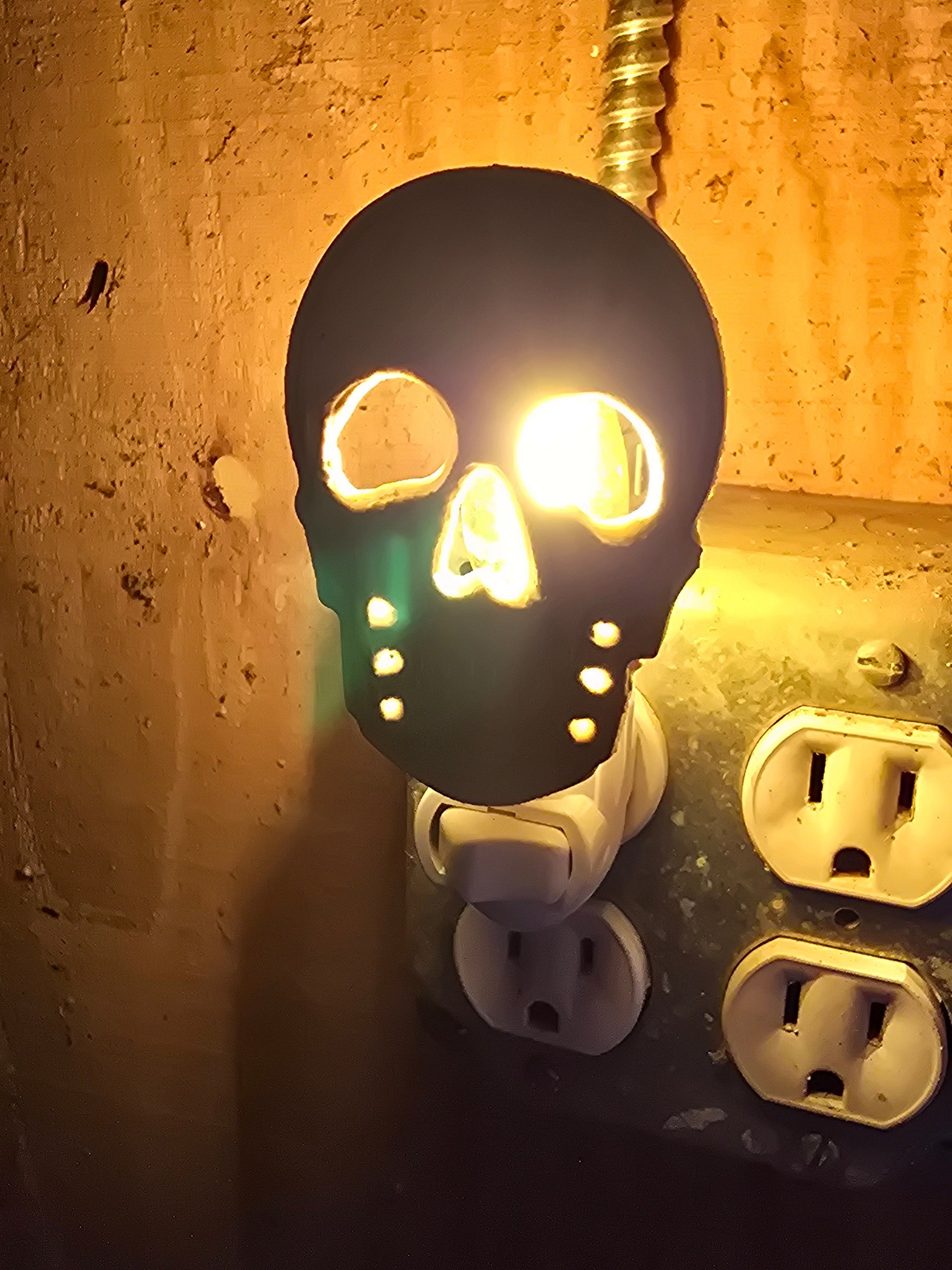 Glow-in-the-Dark Skull Nightlight. product image (7)