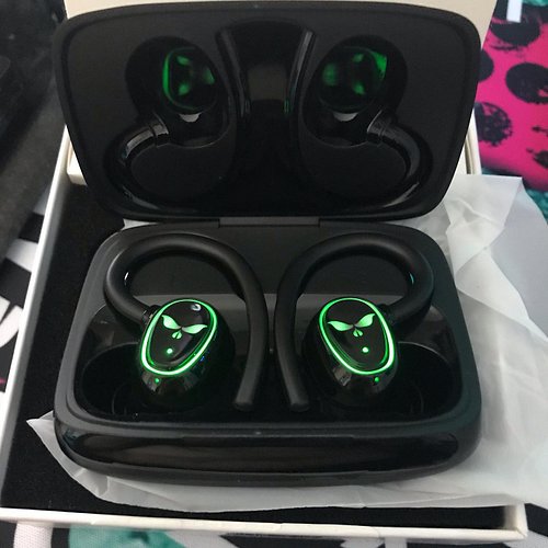 My earphones gifted to me by @phoenixhmerlin from my #ThroneWishlist arrived today (and even have some charge in them already...