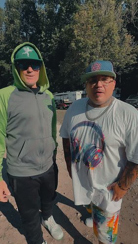 Laughs w Uncle Vanny @vanillaiceofficial .. always good to see each other , aways a good time and positive vibes ! 🤘🏽💪🏽