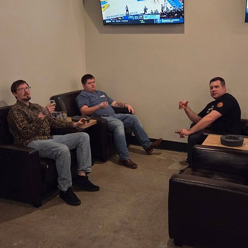 @cigarsintlnewport enjoying a great pour and stick with friends! Thanks to the team here at Cigars International Newport for ...