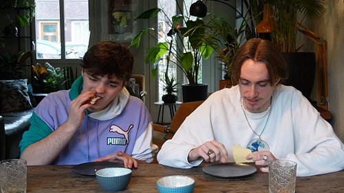 Moments before disaster. 🧀🌶️ De nieuwe *50/50 eedwedstrijd* staat online op MeerMika! 
🔗 Link in bio!