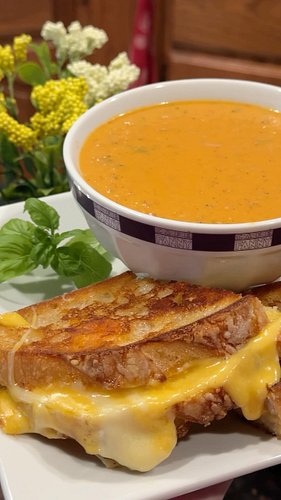 Come to mama. 😍 What is better than roasted tomato basil soup and a grilled cheese?! #tomatosoup #tomatoseason #tomatobasilso...