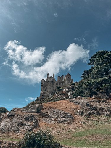 Some pictures from Channels Manager James’s recent visit to St Michael’s Mount in Cornwall.⁠
⁠
A counterpart of Mont-Saint-Mi...
