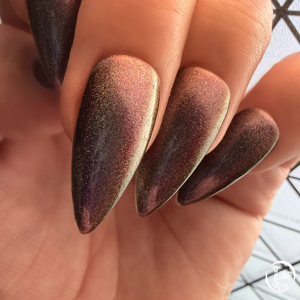 HEXEN THREAD - Violet Red Gold Multichrome Gold-Green Magnetic Nail Polish product image (6)